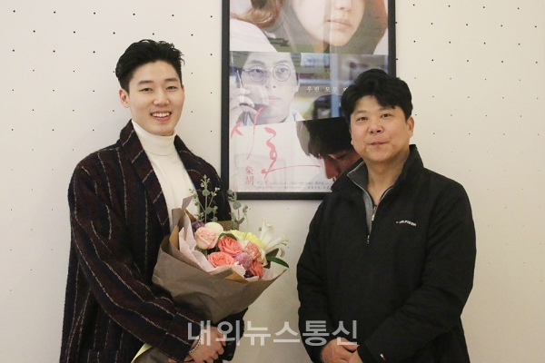 영화 '시호'의 배우 성현(왼쪽)과 홍수동 감독. (사진=이건우 기자)