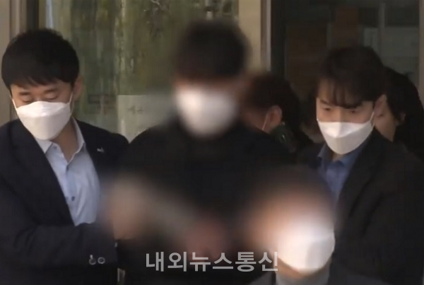 (가운데)'박사방' 가담 혐의를 받는 전 공익요원 최모씨(사진=SBS NEWS화면 캡쳐)