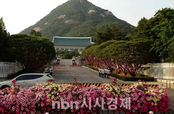 정부가 서해상 실종 공무원에 대한 북한군 총격 사망 사건과 관련해 북한측에 공동조사를 요청하면서 단절됐던 군사통신선도 재가동할 것을 요구했다.