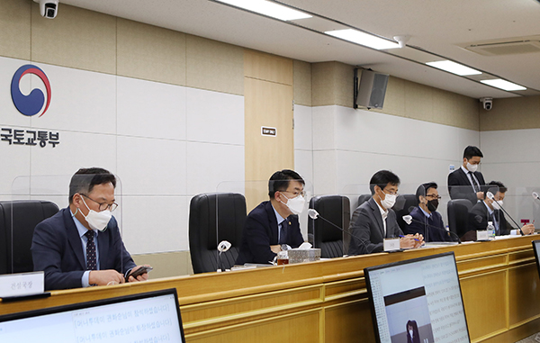 윤성원 국토부 제1차관(왼쪽에서 두번째)이 15일 정부세종청사에서 업무계획을 온라인 브리핑하고 있다. (사진=국토교통부)