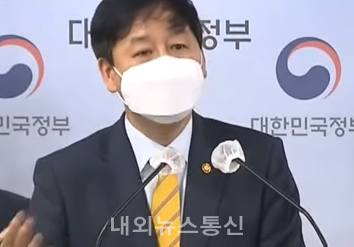 구윤철 국무조정실장이 13일 오전 정부서울청사에서 일본 정부가 후쿠시마 방사능 오염수 해양 방류를 결정한 것과 관련해 관계차관회의를 마친 후 정부 입장을 밝히고 있다. (사진=KTV국민방송)