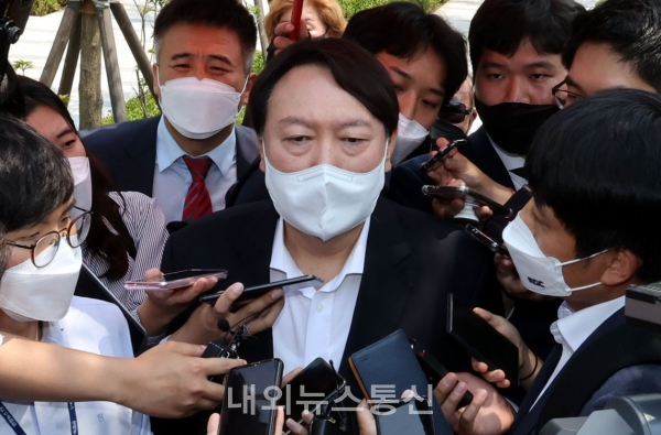 취재진에 둘러싸여 있는 윤석열 전 총장. (사진=네이버포토)