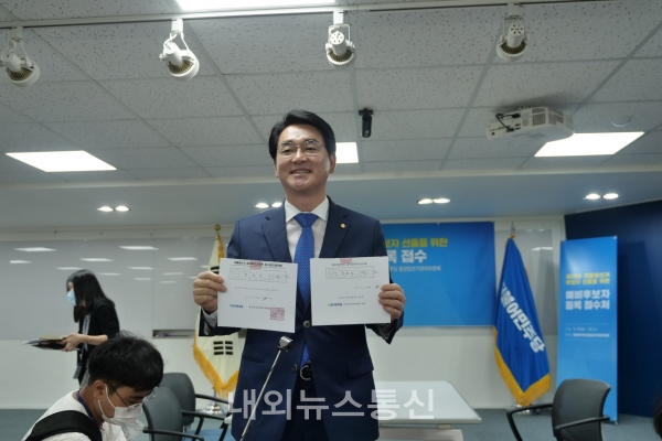 박 의원은 29일 오전 서울 여의도 민주당사에서 경선 예비후보 등록을 마치고 “한국 정치의 대파란을 만들기 위한 출발점에 섰다”며 “이제 시작”이라고 강조했다.  (사진=박용진 의원 SNS)