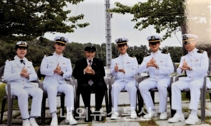 해군 후배들과 함께. 사진=nbnDB