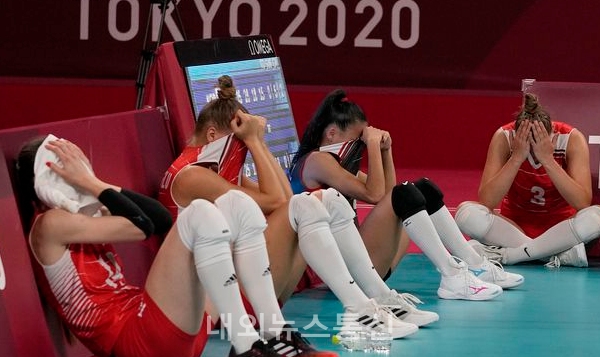 경기에 패한 뒤 울고 있는 터키 여자 배구팀 (사진=조선일보)