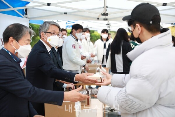 박준훈 총장이 직접 간식을 전달하는 ‘Student First 간식 전달 이벤트’를 진행했다. (사진=한국교통대학교 제공)