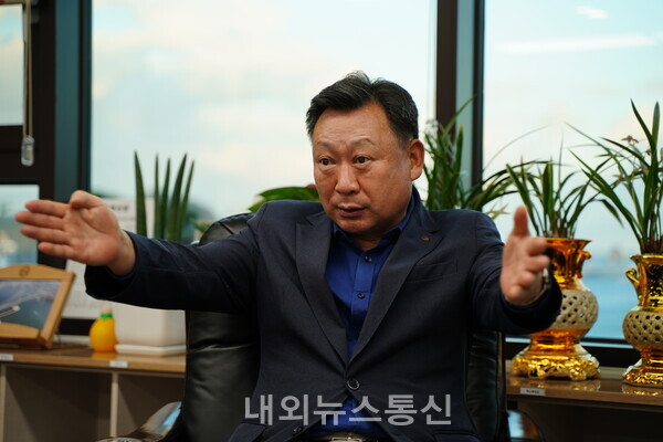 김철훈 구청장이 영도구의 발전방향에 대해 자신의 의견을 피력하고 있다. [사진=손충남 기자]