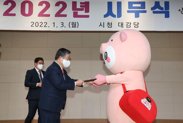 박일호 밀양시장이 3일 개최된 시무식에서 굿바비에게 밀양시 특별 공무원으로 임용하는 위촉장을 수여하고 있다.(사진제공=밀양시)
