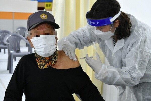 경산시보건소 직원이 코로나19 백신접종을 하는 모습(사진제공=경산시청)