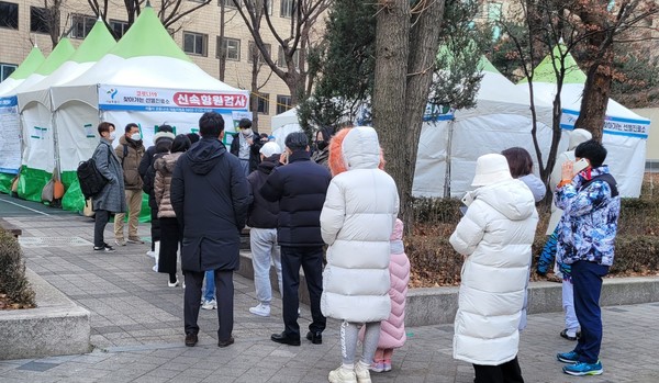서울 마포구의 한 선별진료소에 사람들이 신속항원검사를 받기 위해 줄지어 서 있다.(사진=김지훈기자)