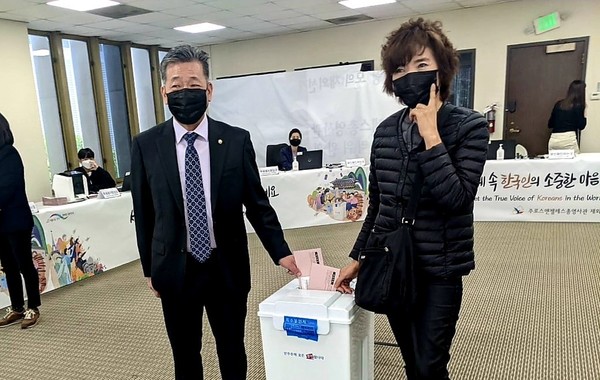 미국 로스앤젤레스 동포 이내운(왼쪽) 씨가 기표한 투표용지를 함에 넣고 있다. (이내운 씨 페이스북) 
