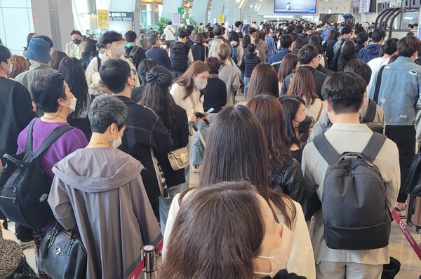 토요일인 지난 4월 30일 김포공항에서 국내선 탑승 보안 심사를 받기 위해 여행객들이 긴 줄을 서서 대기하고 있다. (이원영 기자) 