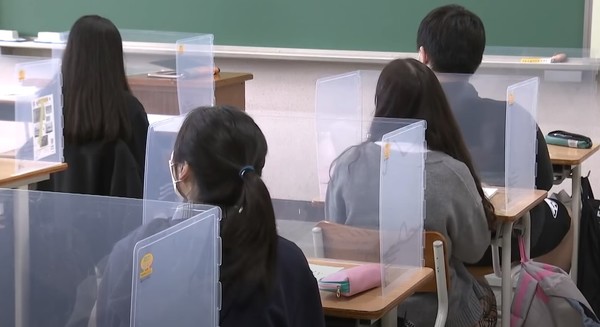 학교에 설치돼 있던 플라스틱 투명 가림막(사진=뉴스 화면 캡처)