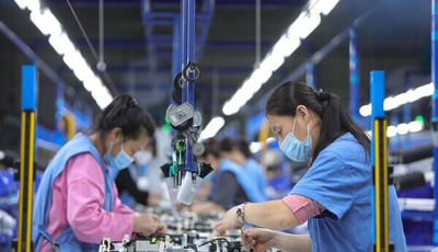 지난달 19일 랴오닝(遼寧)성 안산(鞍山)시의 한 공장에서 작업자들이 와이어링 하니스를 가공하고 있다. (사진=신화통신 제공)