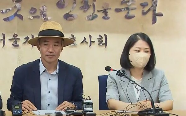 2020년 9월 북한군에 피살된 해양수산부 공무원의 친형과 배우자가 17일 서울 서초구 변호사회관에서 피살사건과 관련한 향후 법적 대응 관련 기자회견을 하고 있다. (MBN 방송화면)