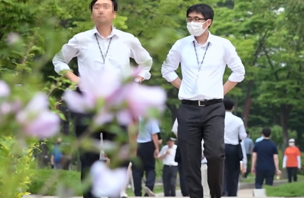 점심식사 후 여의도공원을 산책하는 직장인들 (사진=유튜브 캡처)
