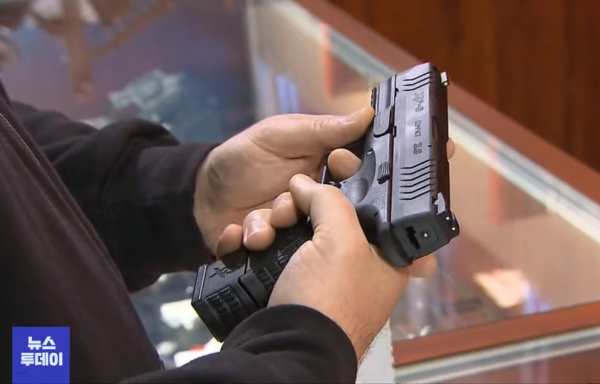 미국 연방대법원이 현지시각 23일 공공장소에서 권총 소지 및 휴대를 허용하는 판결을 내렸다. (사진=유튜브 캡처)