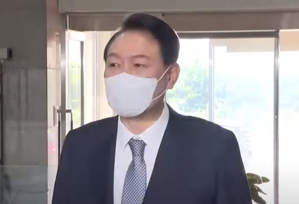 도어스테핑하는 윤석열 대통령 (유튜브 화면)
