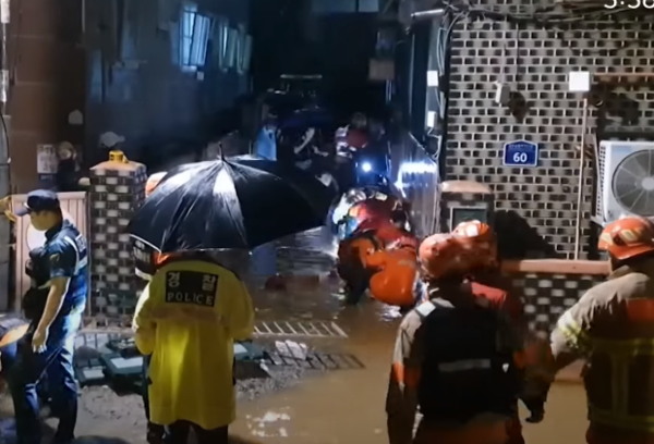간밤에 폭우로 서울 관악구 신림동에서 지난 8일 오후 9시 7분쯤 침수로 반지하에 3명이 갇혀 신고했지만 결국 사망했다. (사진=MBC NEWS 캡처)