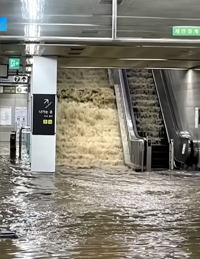 신사역에 물이 차고 있다(사진출처 : JTBC 유튜브 화면 캡처)