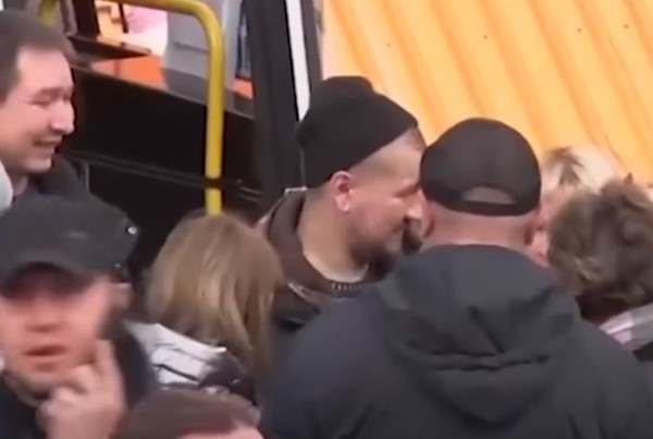 징집 영장을 받고 버스에 타기 전 가족과 헤어지고 있는 러시아 청년들. (YTN 영상) 