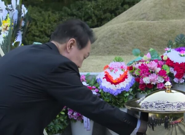 윤석열 대통령이 25일 국립현충원 박정희 전 대통령 묘소를 참배했다. (사진=유튜브 캡처)