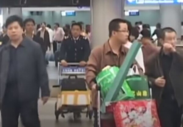 중국 공항에서 출국하는 중국인들. (YTN 화면)