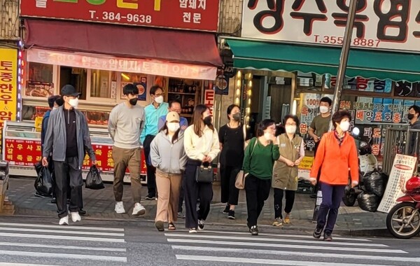 아직도 야외에서 마스크를 벗지 않는 사람들이 많은 서울 거리. (nbn DB)