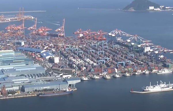 수출입 물량이 대기하고 있는 항구. (사진=nbn DB)