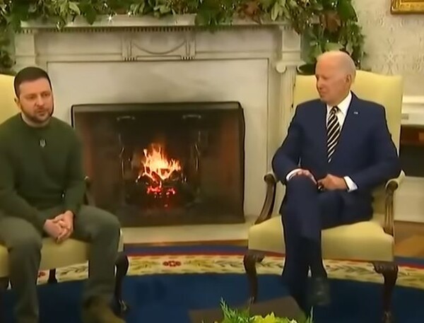 21일(현지시간) 젤렌스키 우크라이나 대통령이 바이든 미국 대통령과 대담하고 있다. (유튜브 영상)