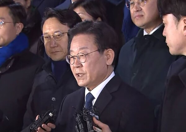 이재명 더불어민주당 대표가 10일 검찰에서 ‘성남FC 후원금 의혹' 사건으로 피의자 조사를 받고 12시간 만에 귀가했다. (사진=유튜브 캡처)