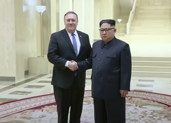 마이크 폼페이오 전 미국 국무장관이 지난 2018년 3월 비밀리에 북한을 방문했을 당시 김정은이 그에게 "나를 암살하려고 했던 것을 안다"고 인사말을 건넸다고 미 폭스뉴스가 현지 시각 17일 보도했다. (사진=유튜브 캡처)