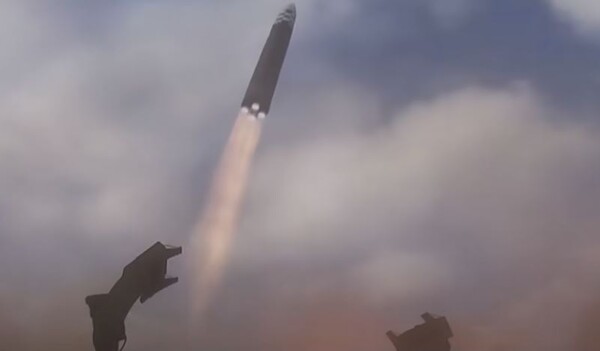 북한이 16일 미 본토를 겨냥한 대륙간탄도미사일(ICBM)을 쐈다. (사진=유튜브 캡처)