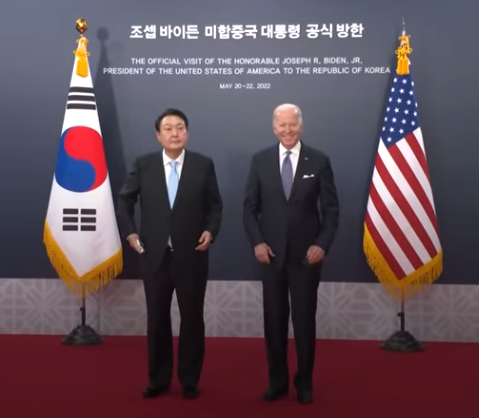 2022년 5월 20일부터 2박 3일간 한국을 방문한 바이든 대통령이 윤석열 대통령과 기념촬영을 하고 있다. (출처=유투브 방송 캡처)