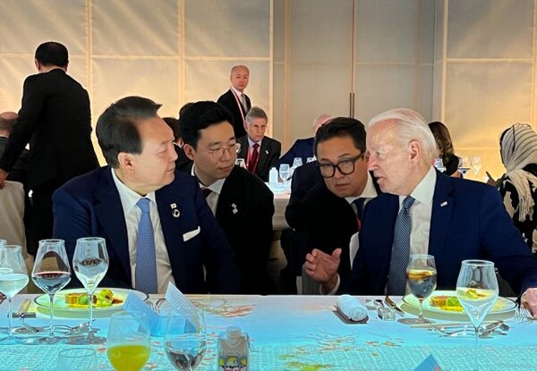 윤석열 대통령이 20일 G7 정상회의 친교 만찬에서 조 바이든 미국 대통령과 대화하고 있다. (사진=대통령실 제공)