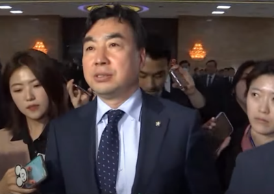 돈 봉투 의혹과 관련해 검찰에 출석 중인 윤관석 의원. (사진=SBS 유튜브 캡쳐)