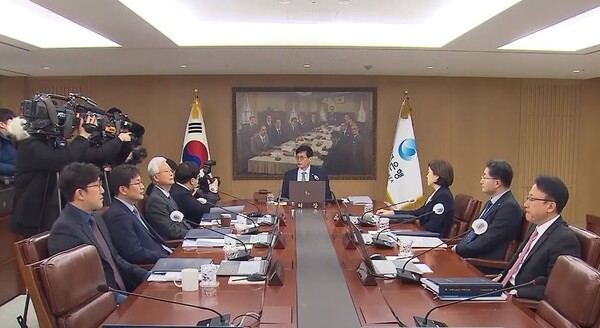 기준금리 연 3.5% 동결이 결정된 13일 통화정책방향 회의 현장.(사진출처=SBS 뉴스 캡처)