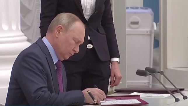 블라디미르 푸틴 러시아 대통령이 '성전환 금지' 법안에 최종 서명을 하고 있다. (사진출처=KBS 뉴스 캡처)