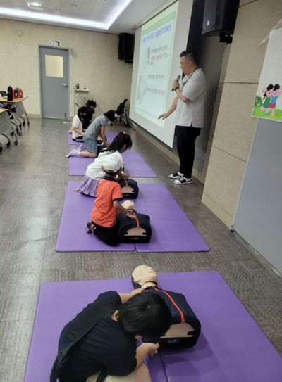 군포시 드림스타트는 학령기 아동 약 50명을 대상으로 산본 보건지소 및 군포 소방서와 연계하여 진행한 응급처치 교육과 소방안전 교육을 실시했다.(사진제공=군포시)