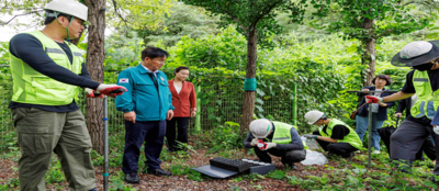 박강수 마포구청장(왼쪽에서 두 번째)이 지난 8월 28일 상암동 신규자원회수시설 입지 예정지에서 토양오염 조사를 하고 있다.(사진제공=마포구)