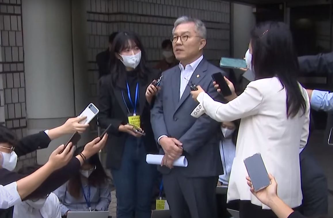 최강욱 더불어민주당 의원이 18일 징역형 집행유예를 선고받은 직후 인터뷰를 하고 있다. (사진출처=KBS 뉴스 캡처)