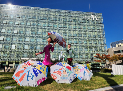 중구청 앞마당에 전시된 폐현수막 우산(사진제공=중구청)