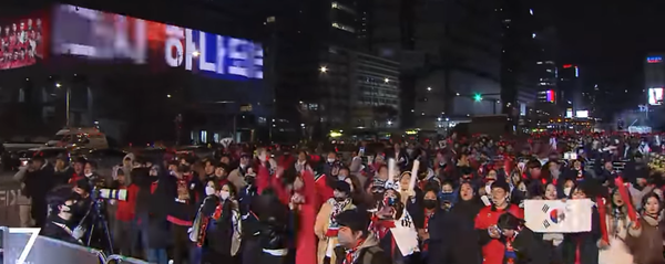 붉은악마의 광화문 거리응원(출처 : SBS 유튜브 화면 캡처)